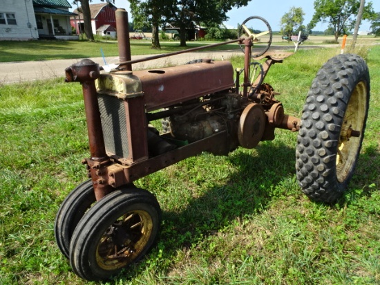 JD B Tractor