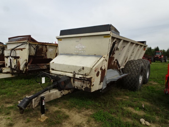 KUHN KNIGHT PRO-TWIN MODEL SLC 141 4,100 GALLON CAP. L.H SIDE DISCHARGE MANURE SPREADER