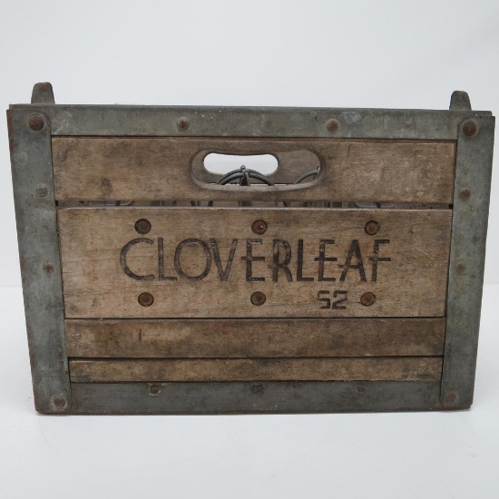 Wooden Cloverleaf Milk Crate