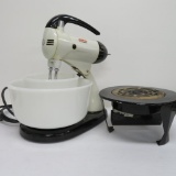 Vintage Sunbeam Mix Master with two sizes of Glasbake bowls, working and vintage hot plate