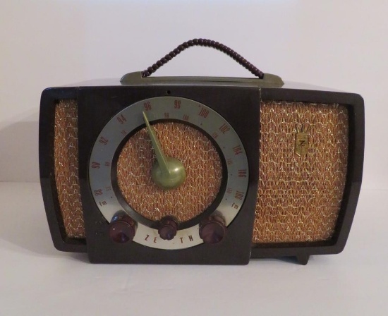 Zenith Brown Plastic Table Top Radio, Model R724Z
