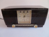 1950's GE plastic clock radio, working, 12