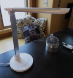 Taotronics desk lamp, Model TT-DL13, folding, working, adjustable