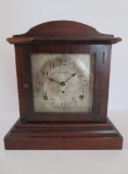 Seth Thomas mantle clock with key, 10