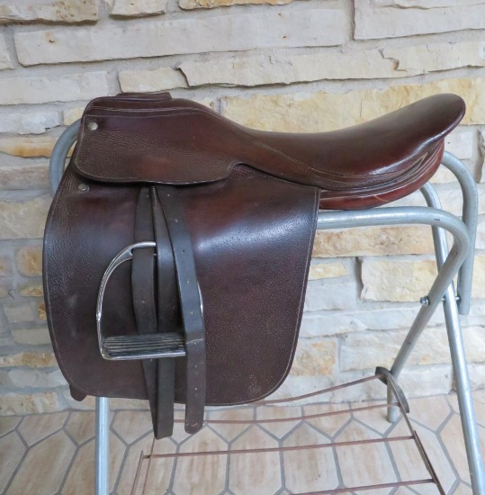 BT Crump Co English Saddlery, about 17" seat with cover and stand