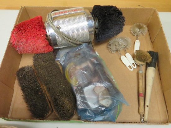 Shoe shine lot with electric buffer