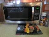 Magic Chef microwave, 1550W