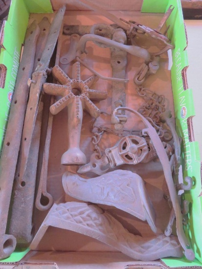 Assorted lot of cast iron, brackets, legs, hinges