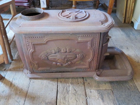 Neenah Wis cast iron stove, Harvest design