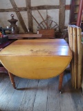 Drop leaf table and five leaves