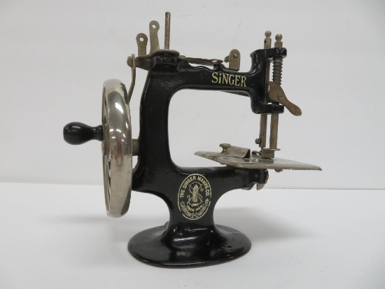 Miniature Singer Sewing machine, 6", Childs sewing machine