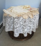Round side table and linen lot