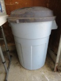 Rubbermaid garbage can with three bags of ice melt (50lb)