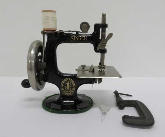 Singer Child's sewing machine, hand turning, 6"