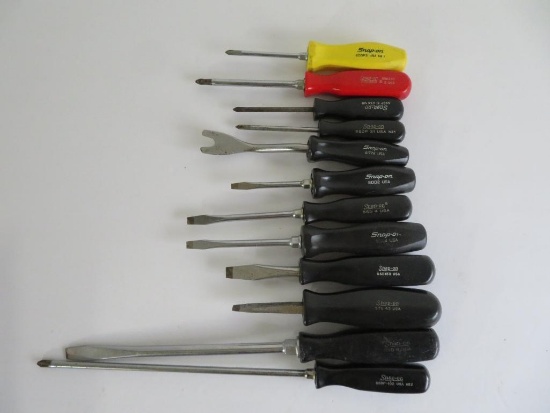 12 plastic handle Snap-On screwdrivers