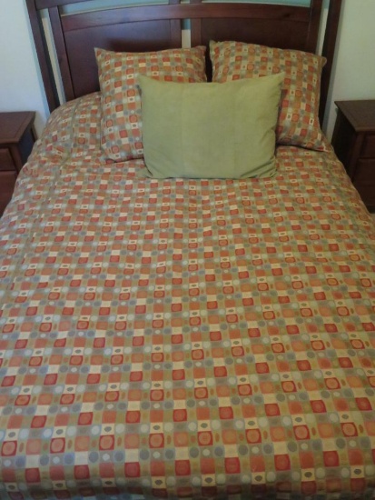 Queen size duvet cover with quilt inside and three decorative pillows, Linen Fold