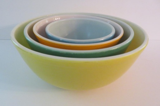 Pyrex kitchen bowl nest, fun colors