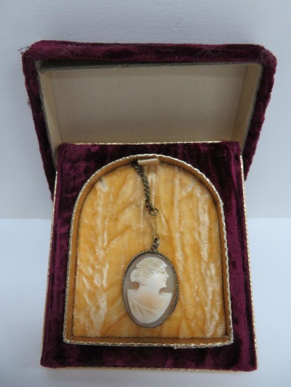 Lovely shell carved cameo necklace in velvet presentation box, 1"