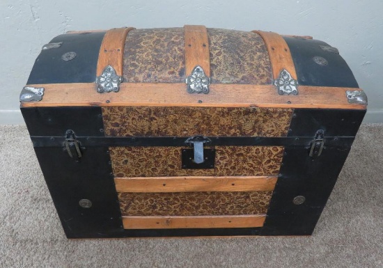 Nice dome top trunk, interior tray