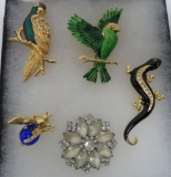 Animal and floral pins, birds, gecko and trembler