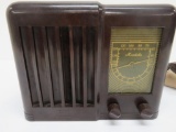 Mantola brown bakelite table top radio, not working, 8 1/2