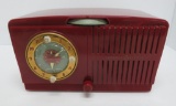 Red Plastic General Electric table top radio, working, 11