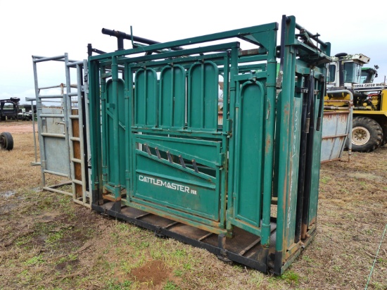 Cattle Master Squeeze Chute w/ Pap Cage