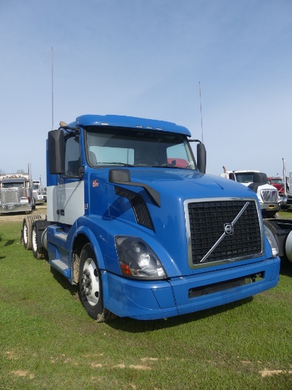 2016 Volvo Truck Tractor, s/n 4V4NC9EH7GN936621: T/A, Day Cab, D13 Eng., Au