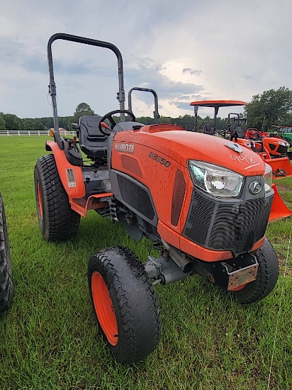 Kubota B3350HSD MFWD Tractor, s/n 61943: Rollbar, Turf Tires, Hydrostatic,