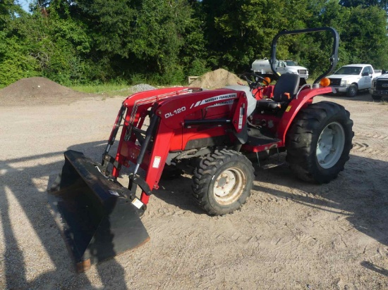 Massey Ferguson 1533 MFWD Tractor: Rollbar, Front Loader, 8-sp. Shuttle Shi