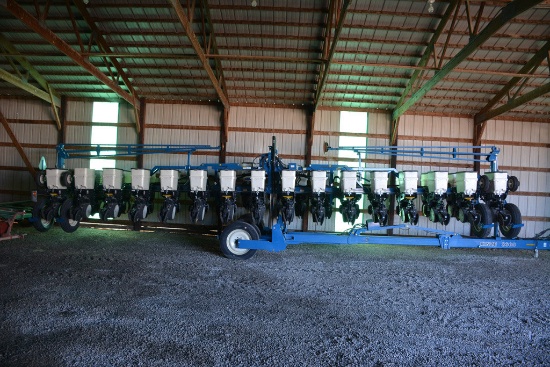 2008 Kinze 2600 Planter, 16-row Split, No-till Colters And Trash Whips, Ext
