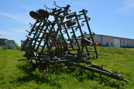 1995 John Deere 980 Field Cultivator, 32’ 6”, 12” Shovels, 3 Bar Harrow