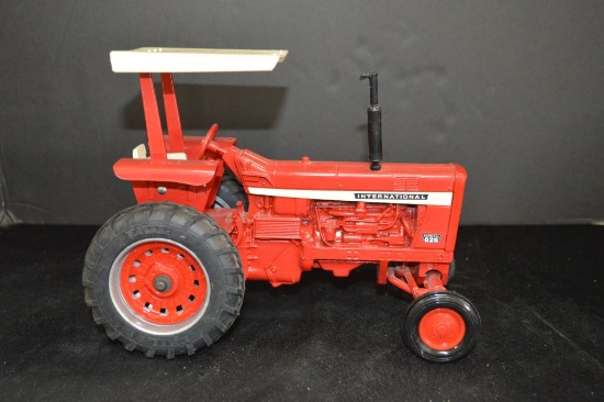 Int'l 826 Tractor w/ ROPS and Canopy , #8206