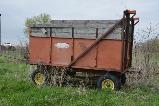 Bush Hog Metal Silage Wagon on JD #5 gear, flotation tires with Midwest Hoi