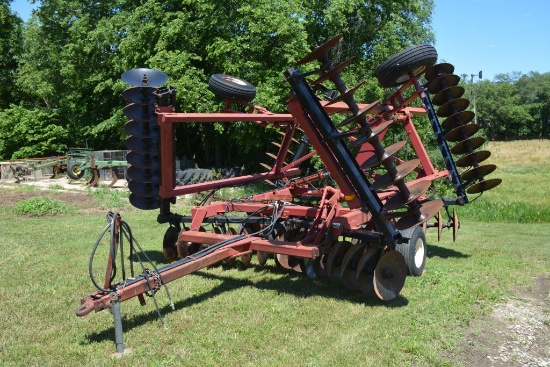 IHC 496 Disc, 26 ft., good blades and scrapers