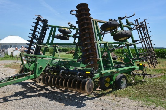 John Deere 726 Mulch Finisher, 50% Shovels, Lights, Good Rubber, Walking Ta