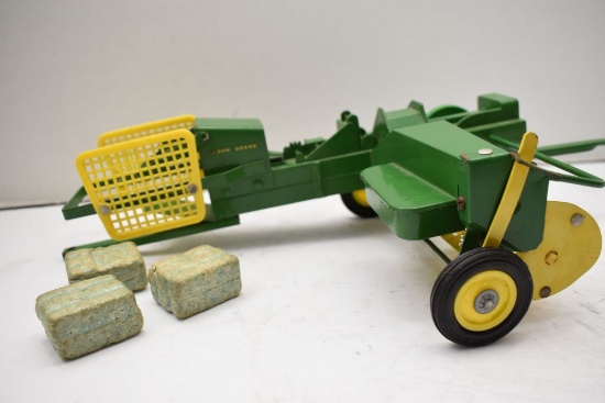 Ertl John Deere Small Square Baler w/ 3 Foam Bales, 1/16 Scale