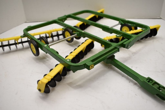 Ertl John Deere Disk, 1/16 Scale, #583-7301/583-7303