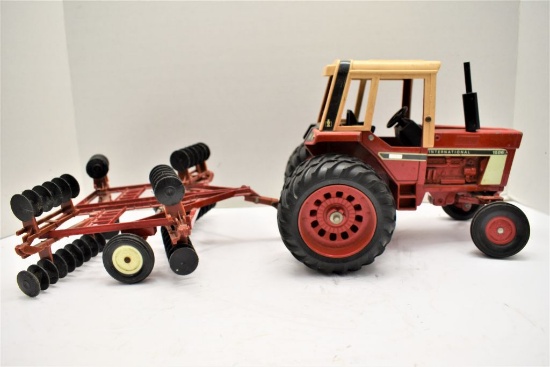 International 1586 Die Cast Tractor w/ duals S/N: 2426, w/ International Di