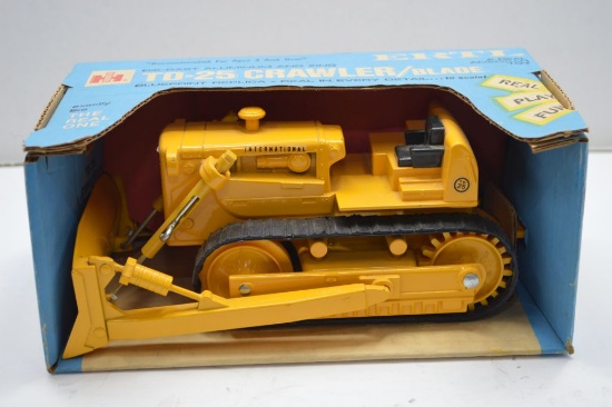 ERTL, International TD-25 Crawler/ Blade, Die Cast Aluminum and zinc, Stock