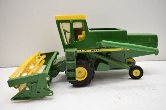 Ertl John Deere 6600 Combine w/ Bean Head, 1/16 Scale