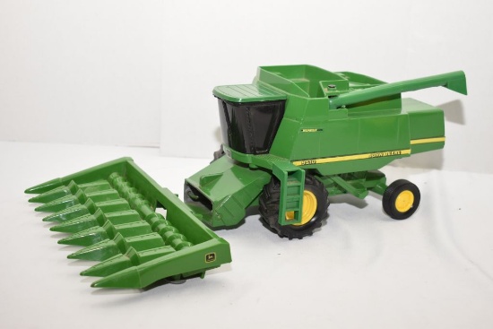 Ertl John Deere 9510 Maximizer Combine With Corn Head , 1/28th Scale Die-Ca