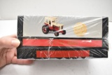 ERTL, Commemorative Edition IHC's 5,000,000 Tractor and Collector's Coin, S