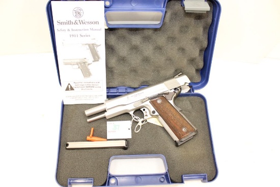 Smith & Wesson 1911 Pro Series, stainless, textured wood, w/extra clip and case sn UCF0344