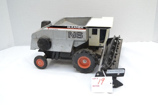 1/24 Scale Allis-Chalmers Gleaner W6 Toy Combine; Reel is Unattached; Has Been Played With; No Box
