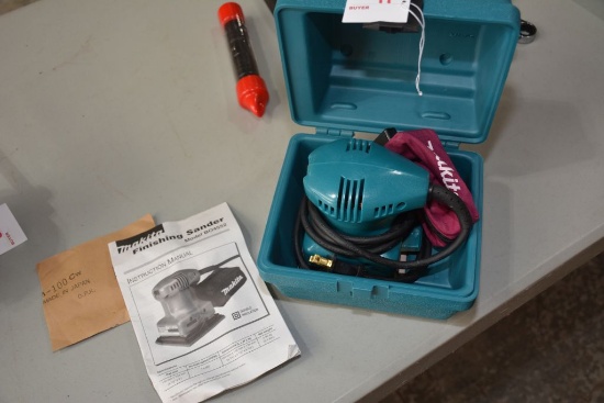 Makita Electric Finishing Palm Sander Model B04552 w/Hard Case; Like New