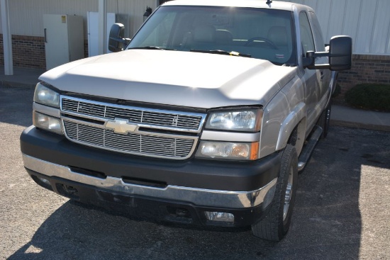 2006 Chevy 2500HD, Duramax, 4x4, Auto Trans, Gold In Color, 90625 Miles, Leather Interior, Dual Clim