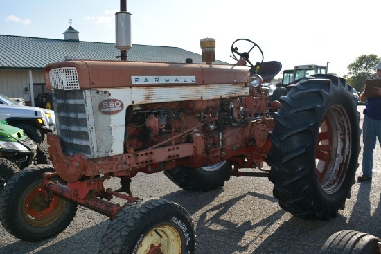 IHC 560 Gas, TA, Manuel Fuel Shut Off, Side Tool Box, Quick Hitch Drawbar, Shows 802 Hours, 18.4-38