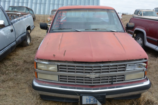 1990 Chevrolet 1500 Pickup/5-Speed Transmission, 350 Engine, AC, PS, and PB; HAS TITLE