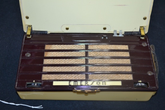 Vintage Portable Emerson Radio w/Bakelite Case; 8"x4"x2"
